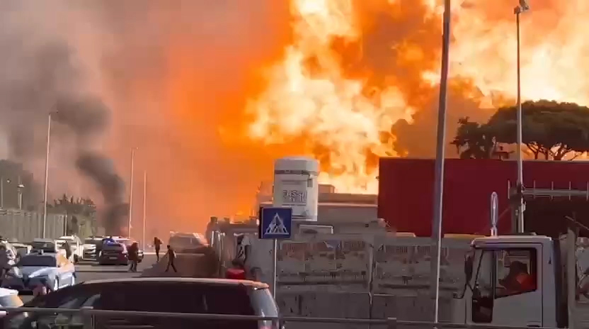Impressionante esplosione in un distributore di benzina a Roma: fiamme e vigili del fuoco in azione