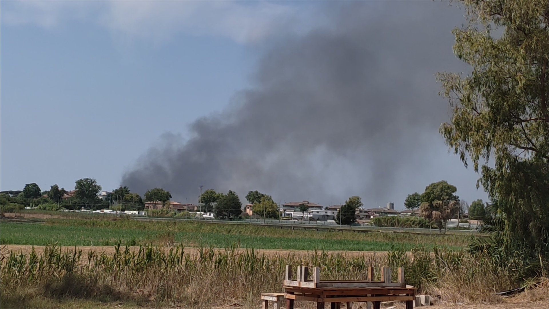 Incendio in un cantiere nautico a Fiumicino: la colonna di fumo visibile da Ostia Antica