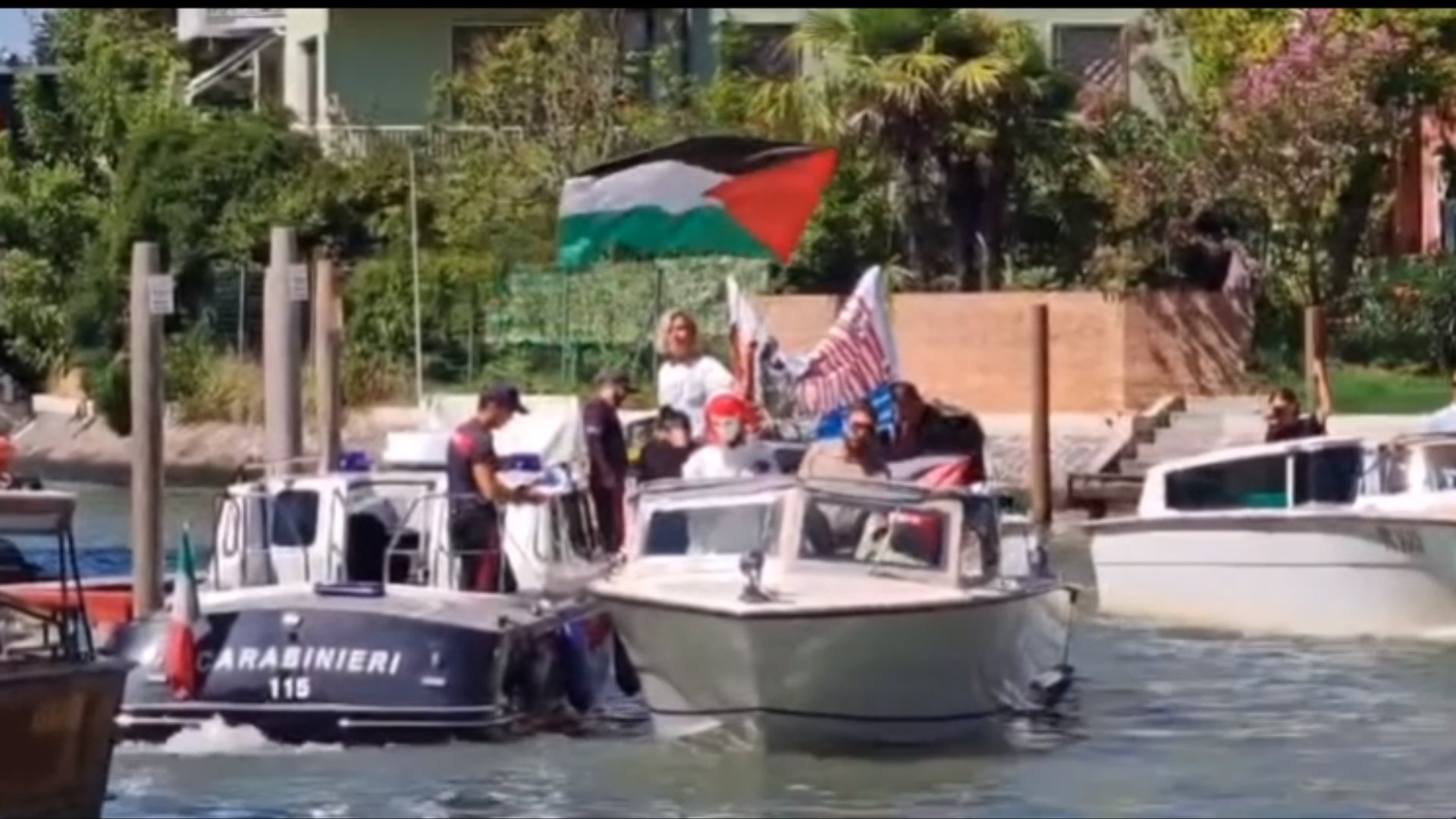Anna Foglietta fermata dai carabinieri a Venezia: sequestrata la bandiera della Palestina