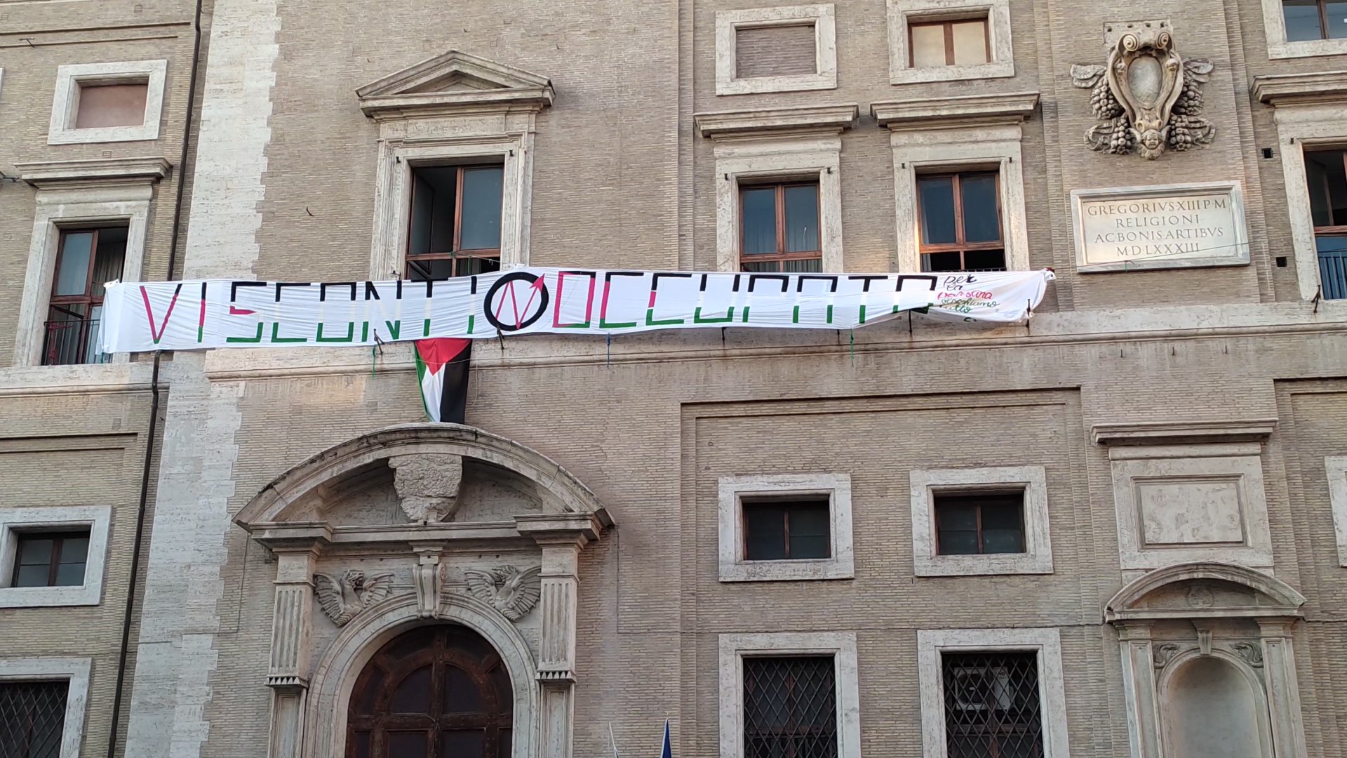 Il Liceo Visconti di Roma occupato dagli studenti: “Per la Palestina blocchiamo tutto”