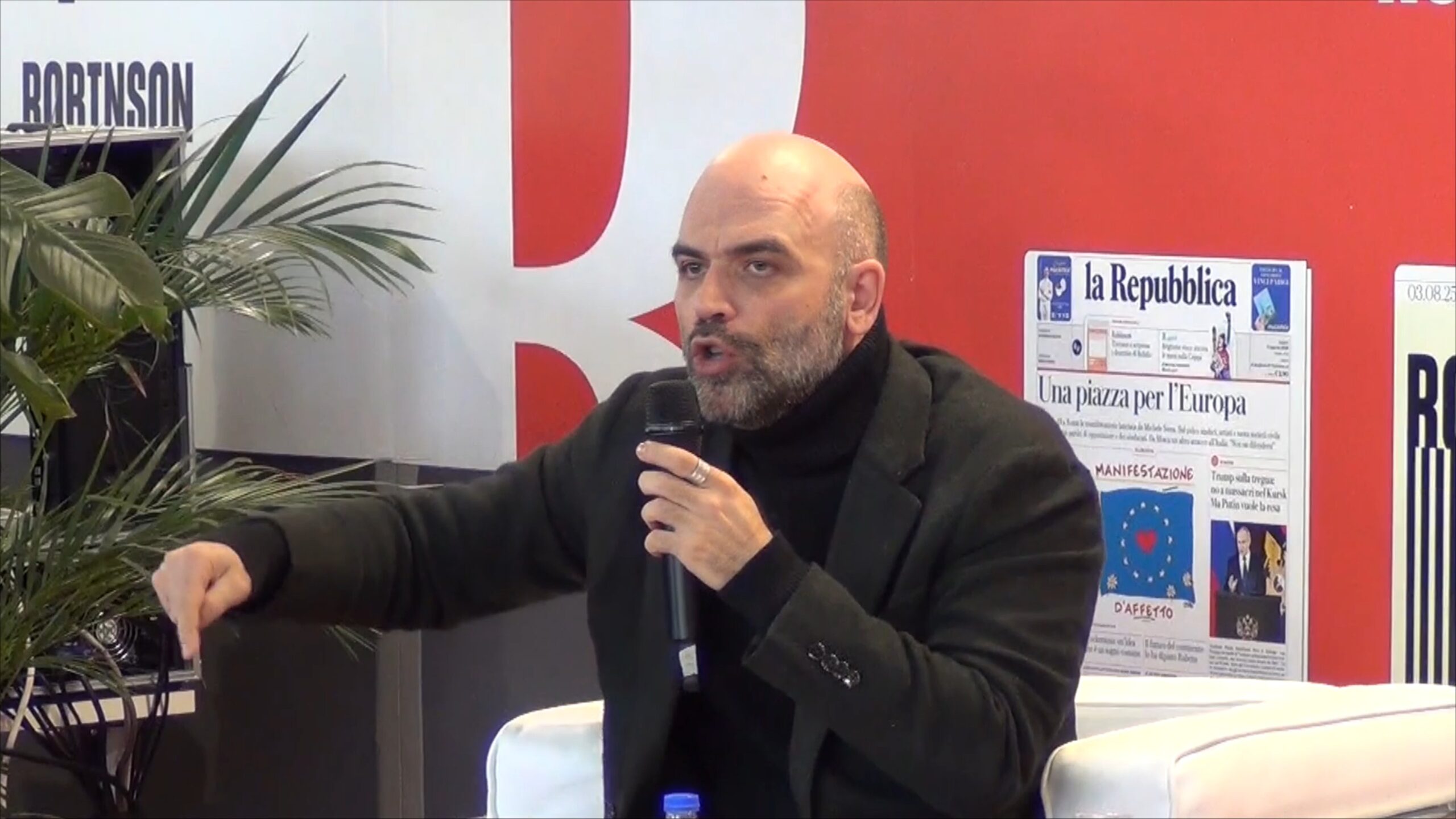 Saviano punge Zerocalcare: «È bizzarro sentirsi puri, ma lavorare per le multinazionali»