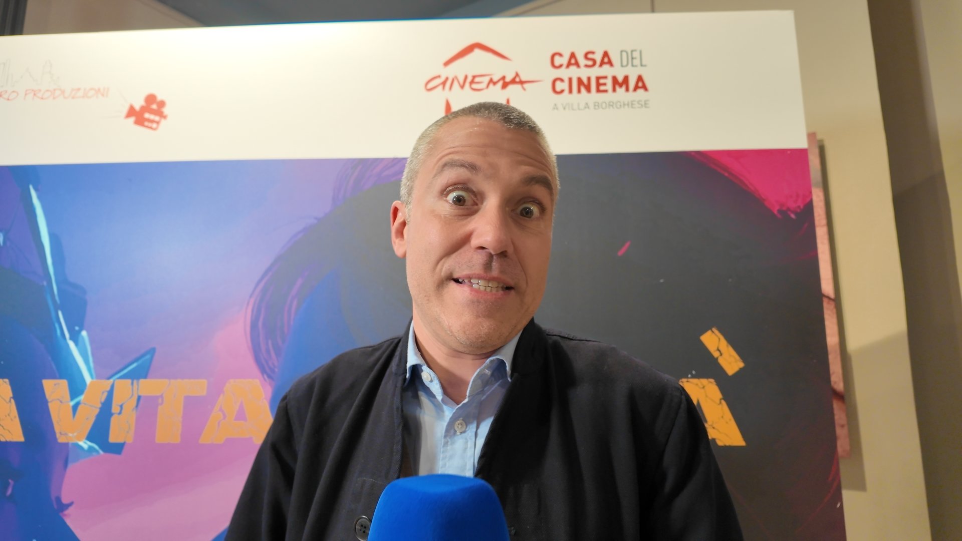 Saverio Raimondo: «Soffro di emicrania e mi impasticco. La satira? Sta bene perché il mondo sta male»