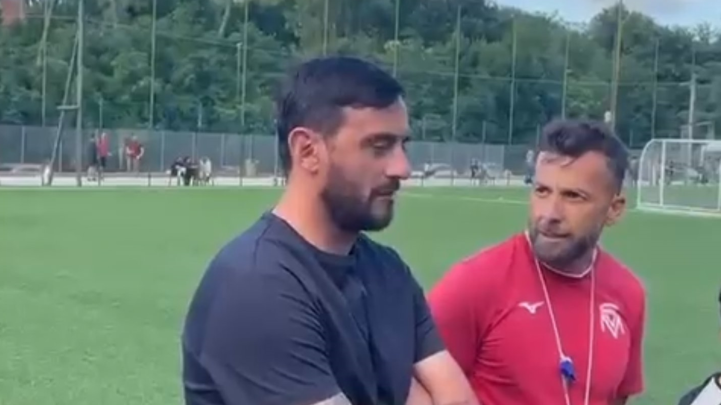 Aquilani ai bambini: «Stop e passaggio sono fondamentali». Poi la battuta su Roma e Lazio