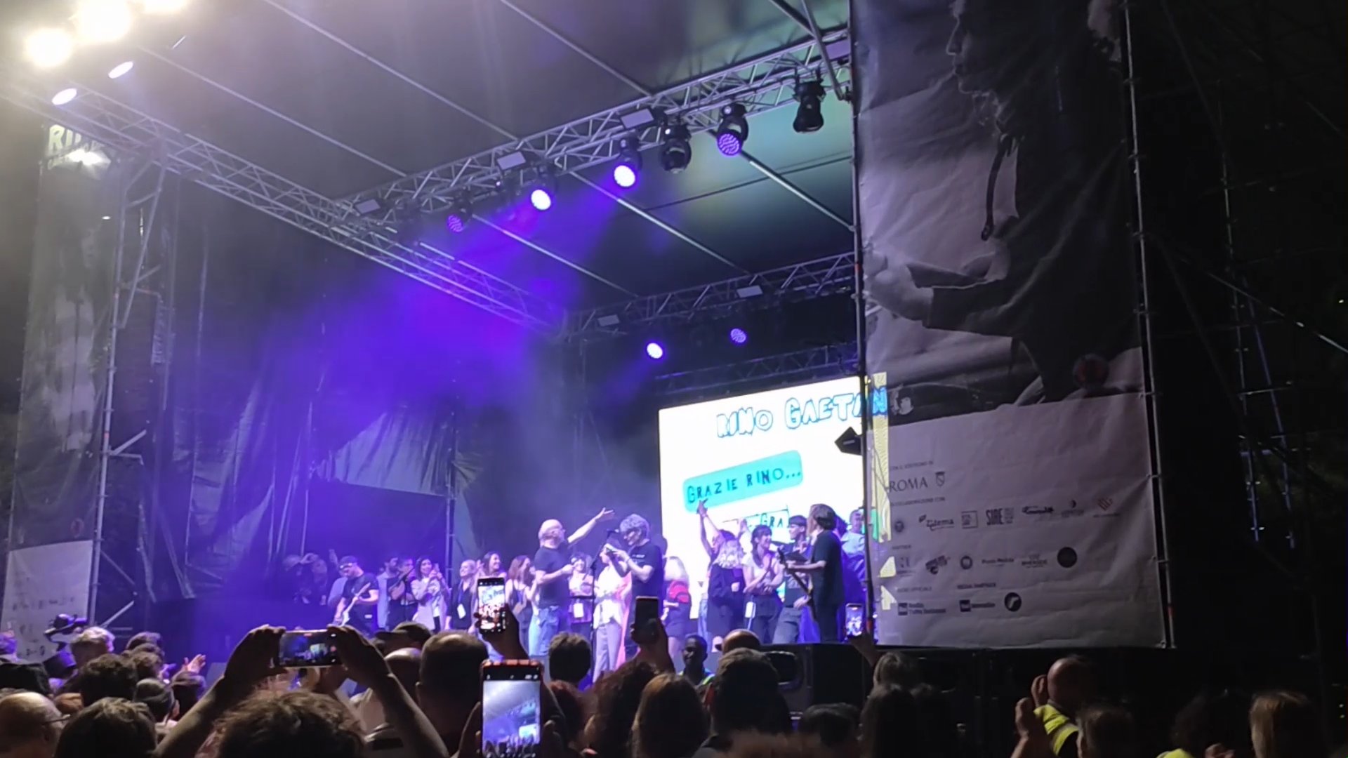Il mito di Rino Gaetano non muore mai: a Roma si canta “Ma il cielo è sempre più blu”