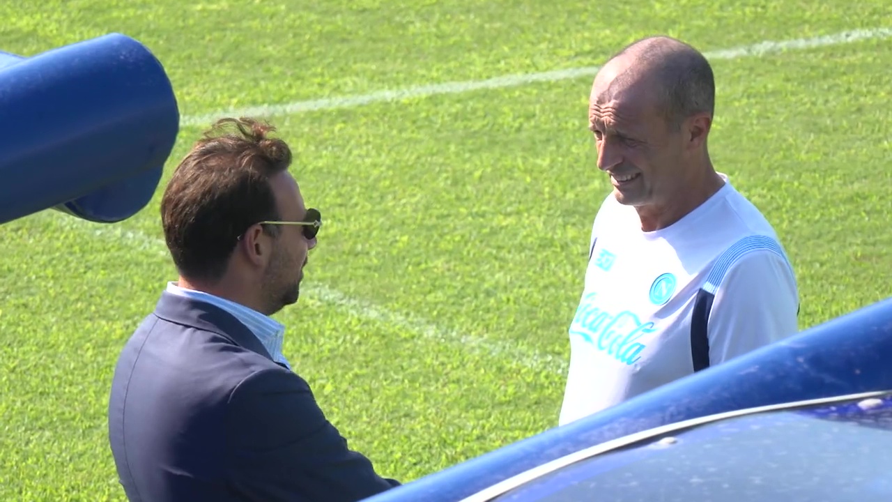 L’allenamento del Napoli prima della sfida con l’Arsenal: Allegri parla con il ds Manna